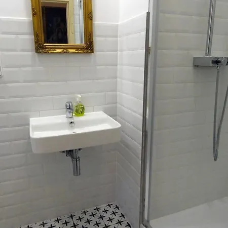 Apartment Artist *